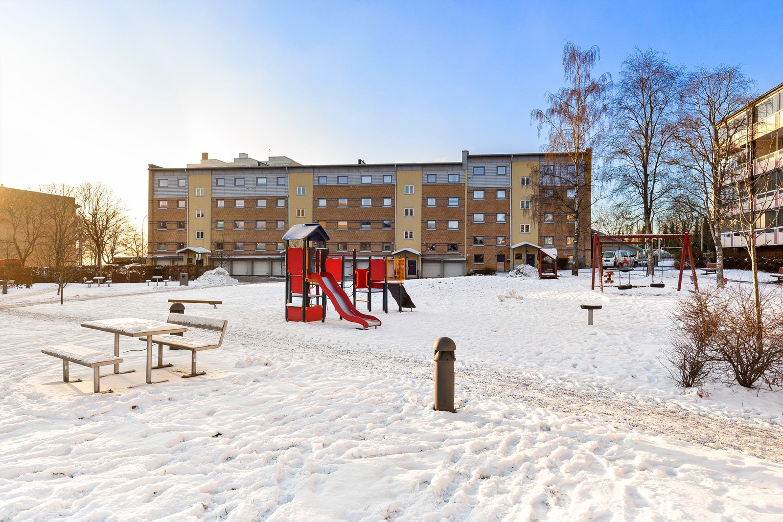 Store fellesarealer med lekeapparater Galleribilde