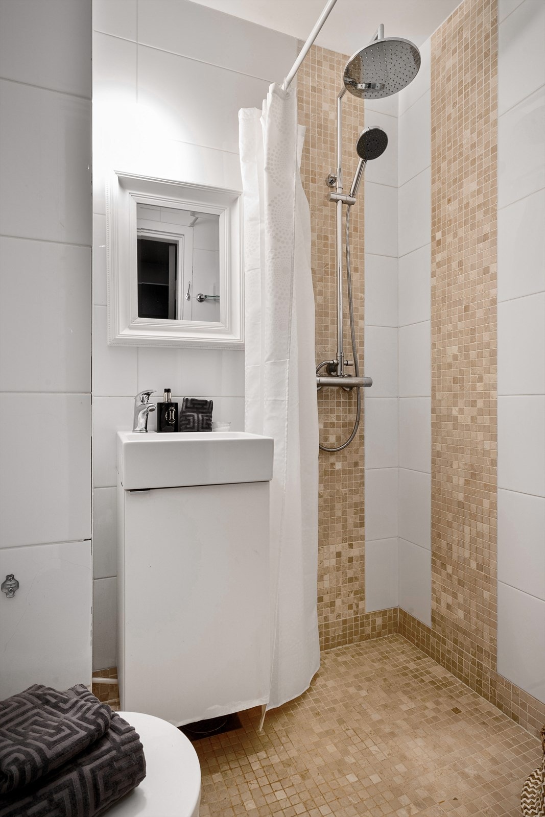 Badet inneholder wc, servant og dusj. Opplegg til vaskemaskin i skap på kjøkkenet. Galleribilde