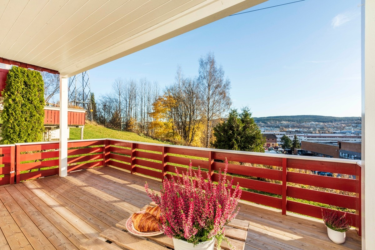Stor og solrik terrasse Galleribilde