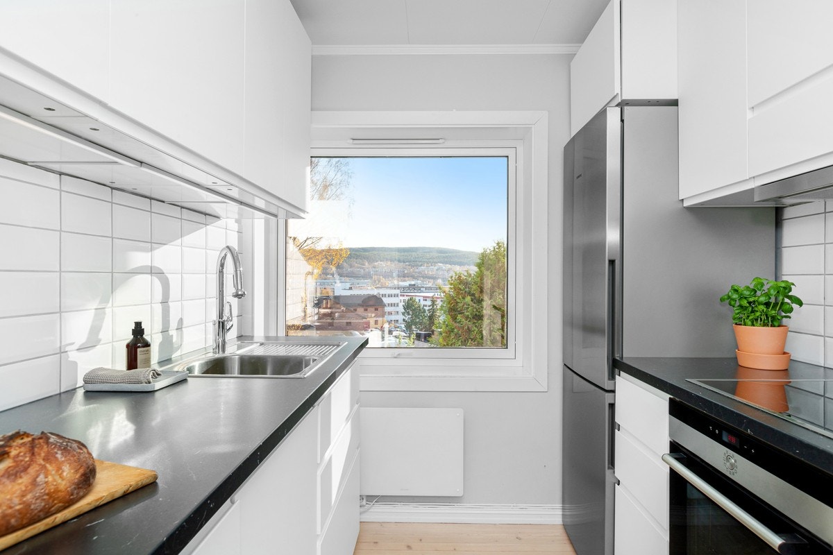 Kjøkkeninnredning fra Ikea med godt utnyttet skap- og benkeplass Galleribilde