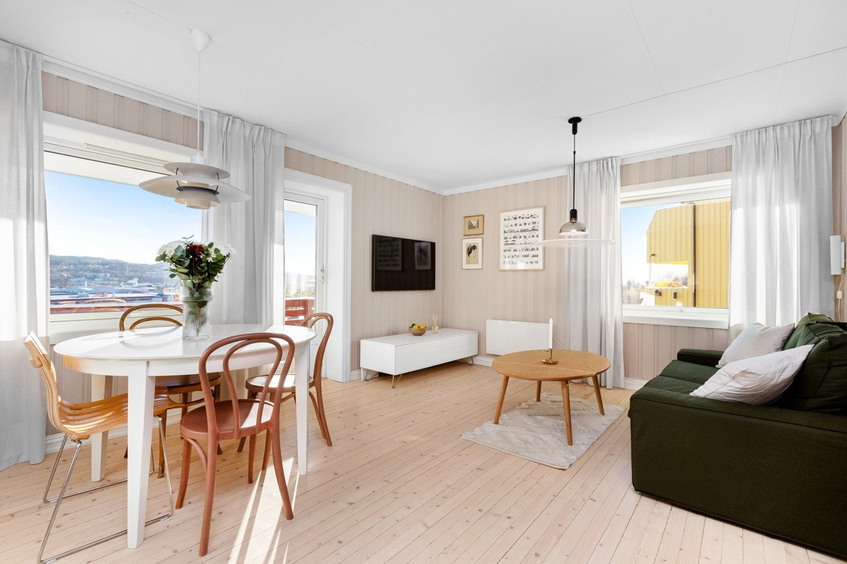 Velkommen til Akerlia 13- Lys stue med peis og utgang terrasse. Galleribilde