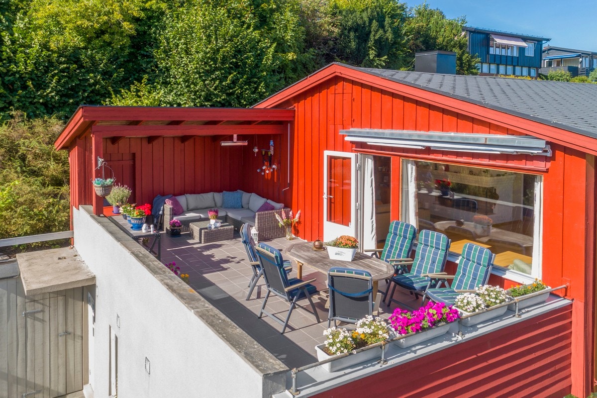 Stor, solrik terrasse med utgang fra stuen Galleribilde