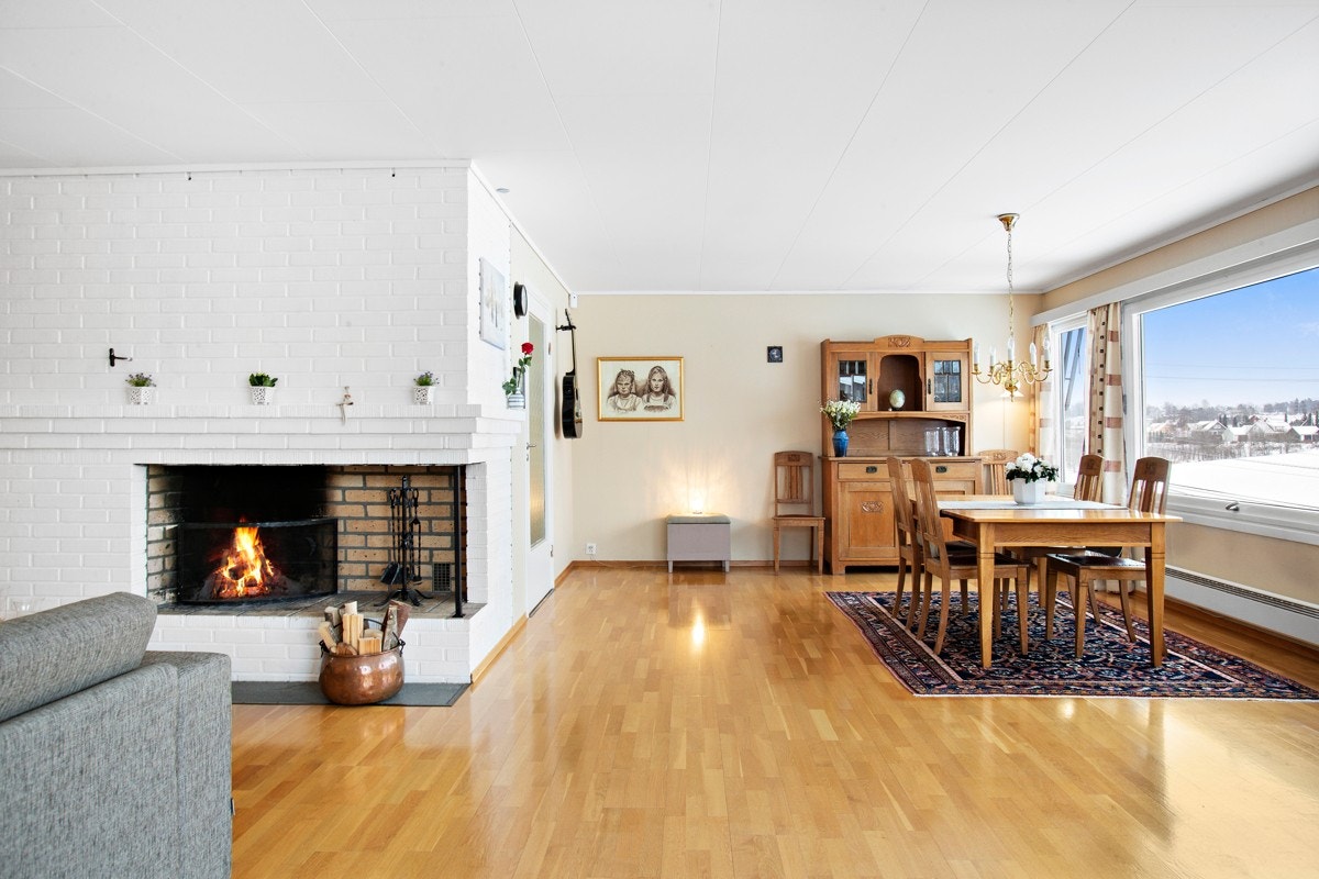 Stor åpen stue/ spisestue med peis Galleribilde