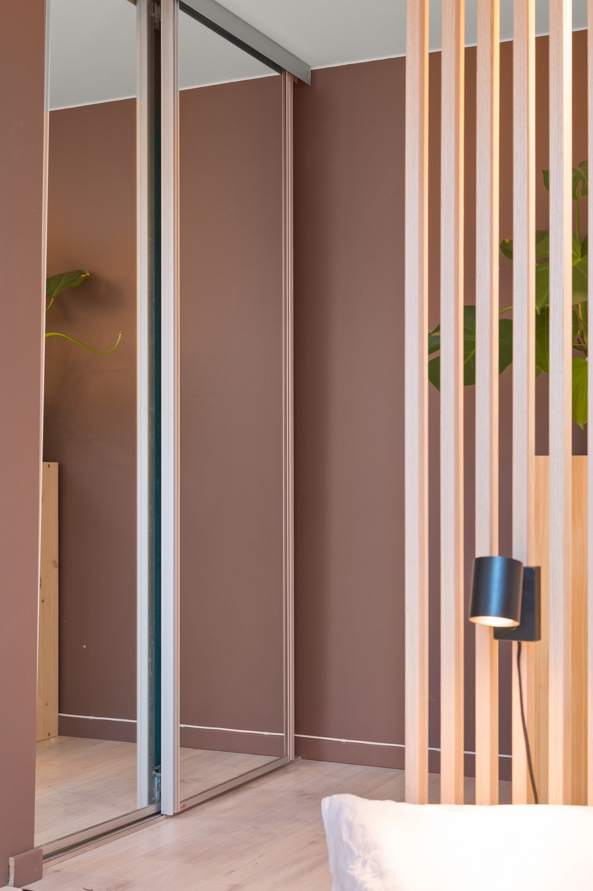 Dobbel skyvedørsgarderobe med speilfronter. Kan også benyttes som oppbevaringsplass, eller bod Galleribilde