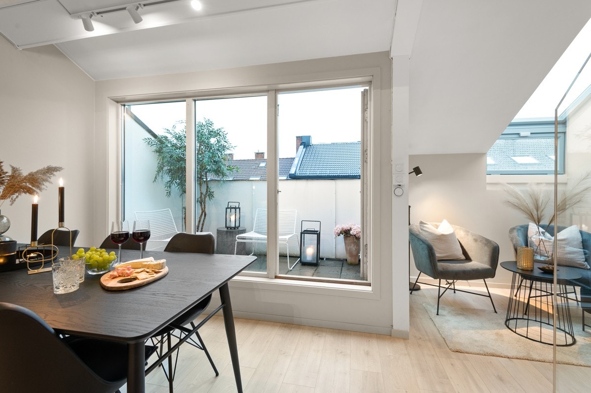 Fra spisestuen er det utgang til balkongen med nydelig utsikt Galleribilde