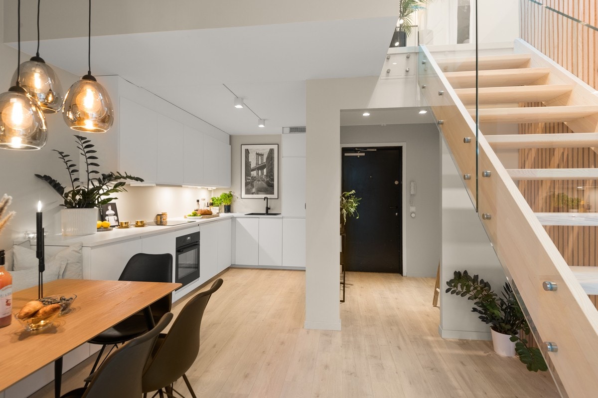 Leiligheten har et lyst og moderne kjøkken med plass til spisbord Galleribilde