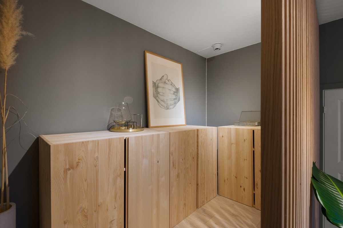 Åpen garderobe gir nok med lagringsplass Galleribilde