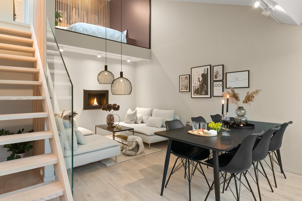 Koselig oppholdsrom som enkelt kan innredes med både sittegruppe og spiseplass. Legg merke til den dekorative glassveggen på soverommet! Galleribilde