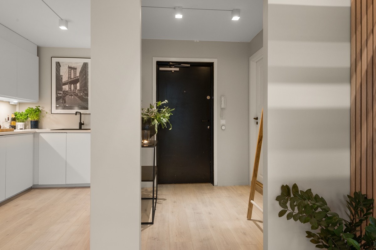 Inngangsparti med mulighet for å sette inn lagringsplass til sko og yttertøy Galleribilde