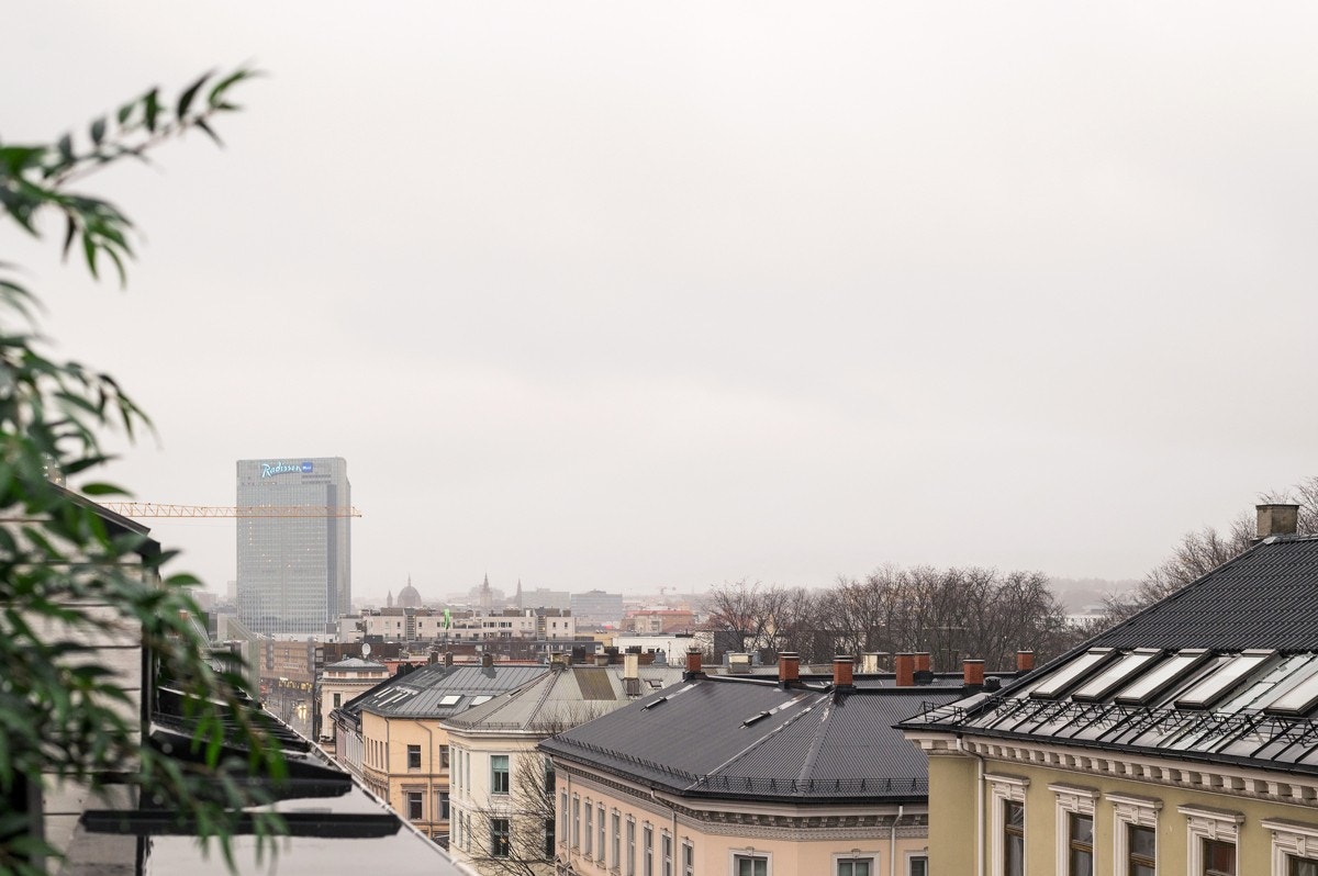 Fra balkongen har man flott utsikt mot byen og man kan nyte solen til sent på kveld Galleribilde