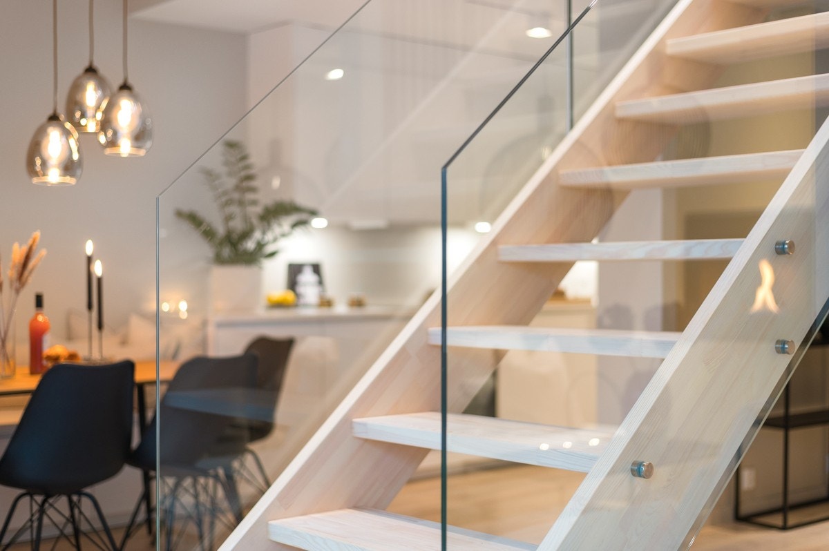 Trappen i denne leiligheten er et møbel i seg selv. Trappen fører opp til 2 av soverommene, mens det tredje soverommet ligger i 1. etasje Galleribilde