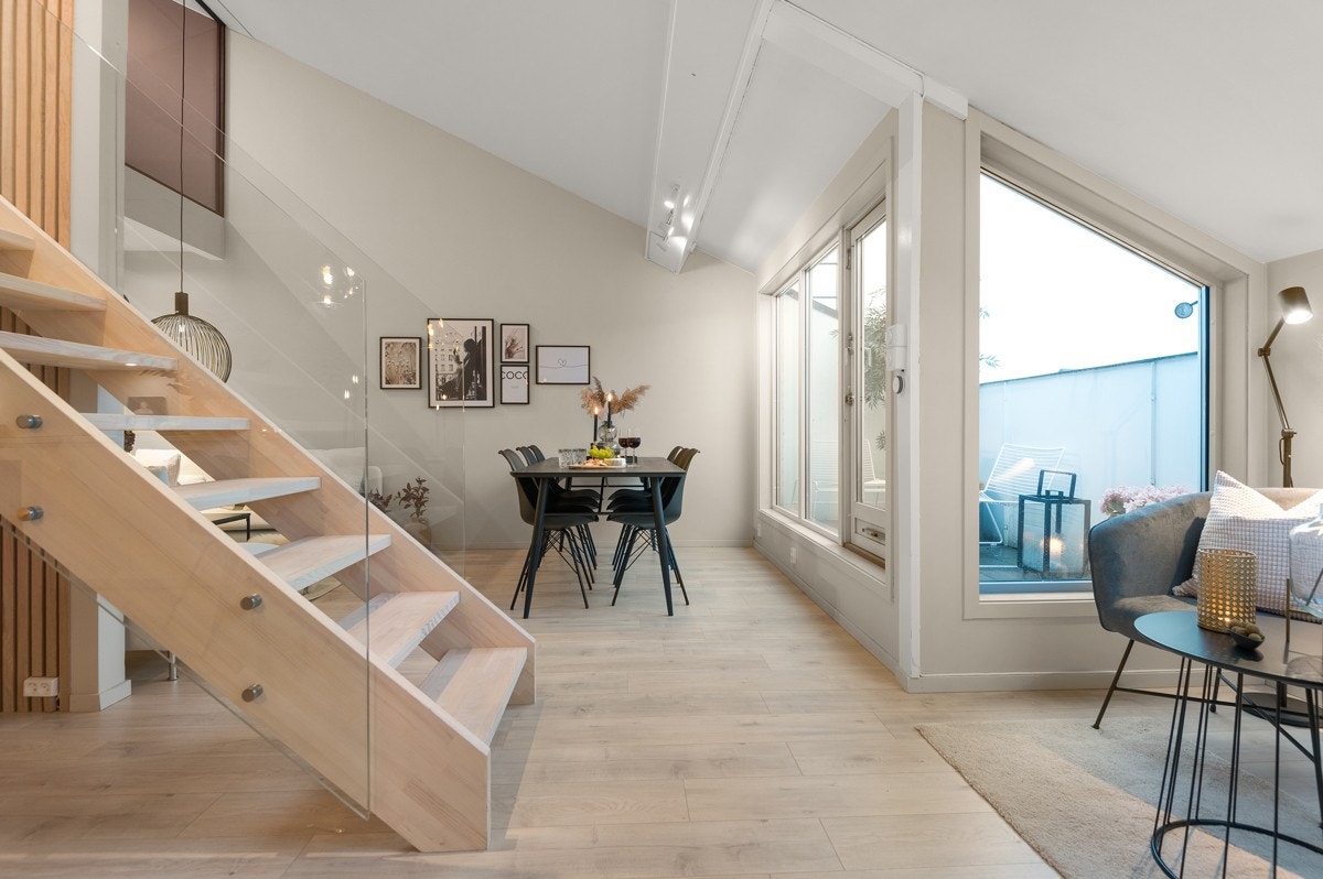 En generøs takhøyde sørker virkelig for å åpne opp rommene og slipper lyset inn Galleribilde