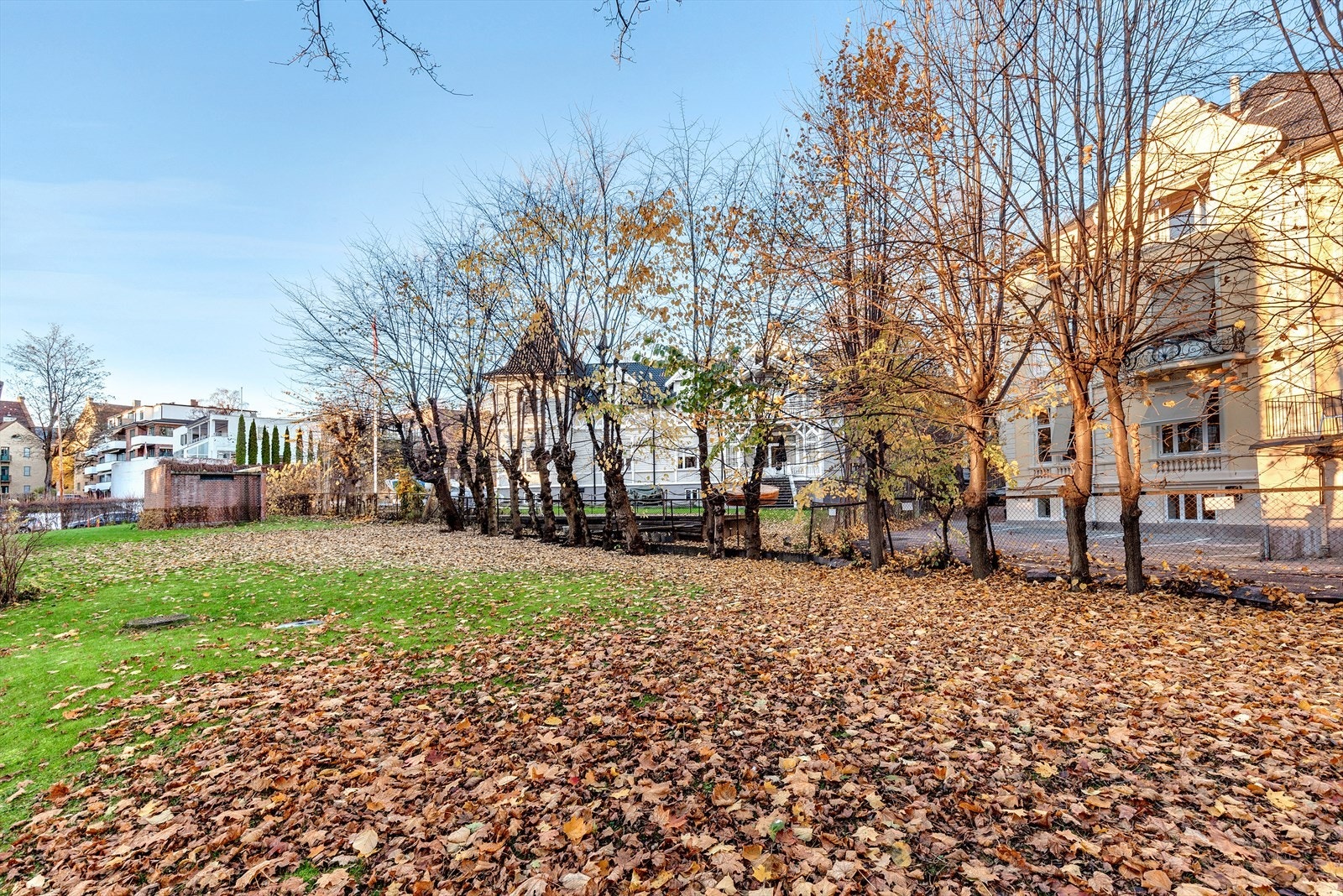 Store grøntarealer rundt bygget Galleribilde