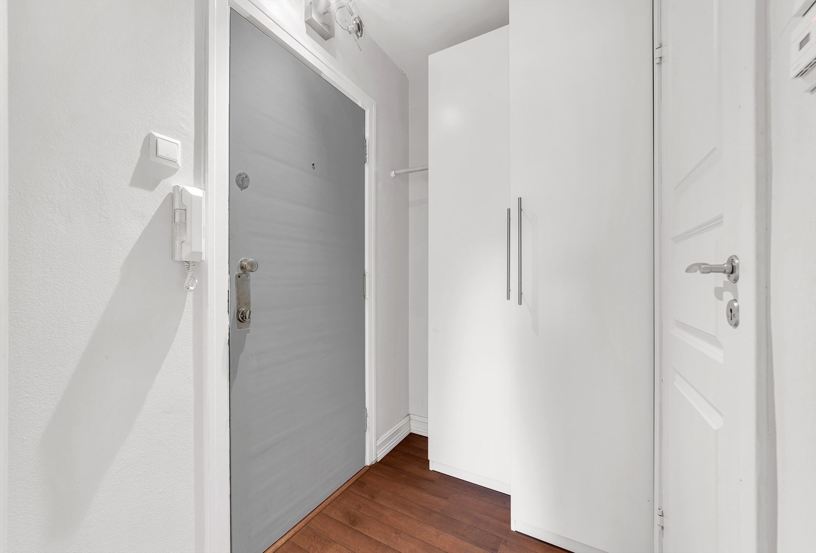 Vindfangmed garderobeskap. Dørcalling montert på veggen ved inngangsdøren Galleribilde