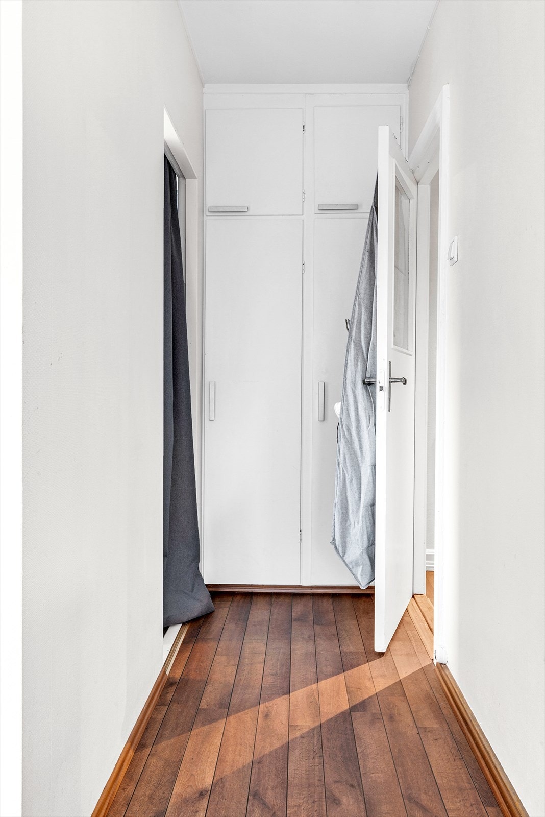 I entrè, rett innenfor vindfang, er det innebygde garderobeskap Galleribilde