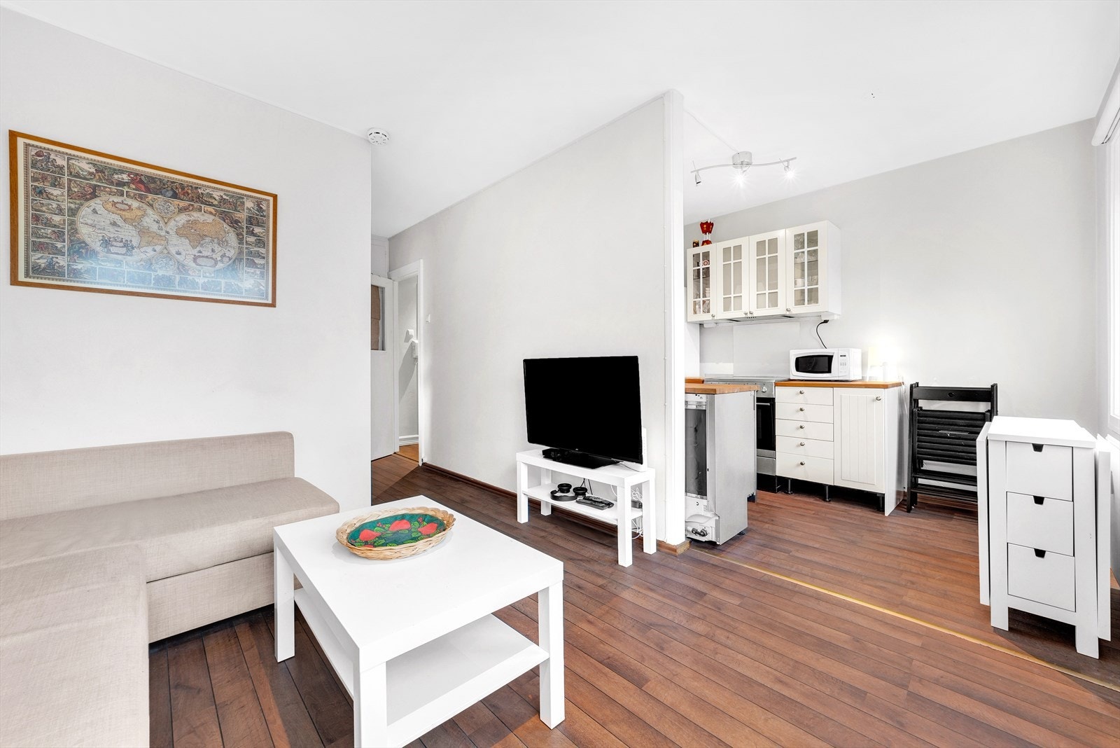 Stue med åpen løsning inn mot kjøkken Galleribilde