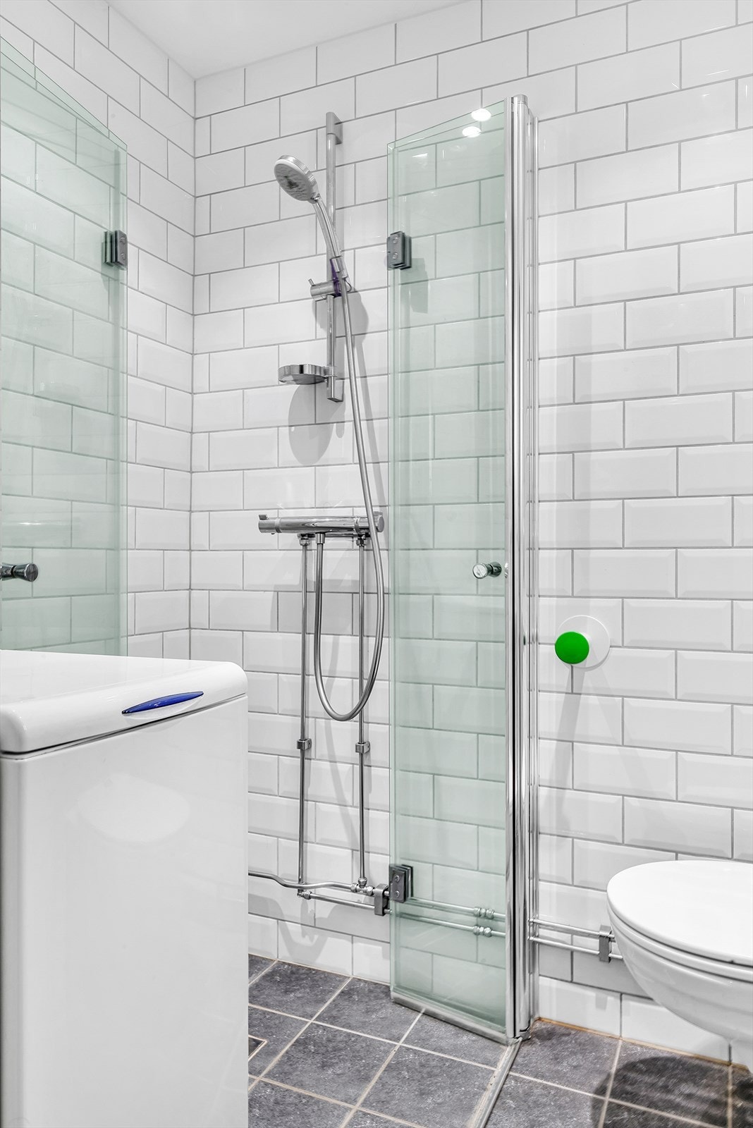 Det er montert svingbare dører i dusjnisje for optimal utnyttelse av badet/romfølelse Galleribilde