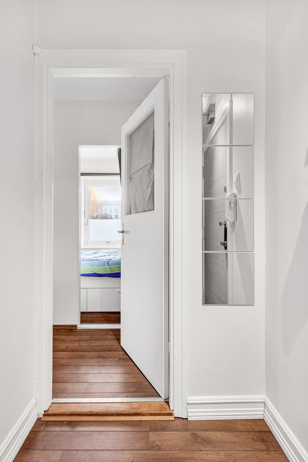 Adkomst fra vindfang inn til entrè Galleribilde