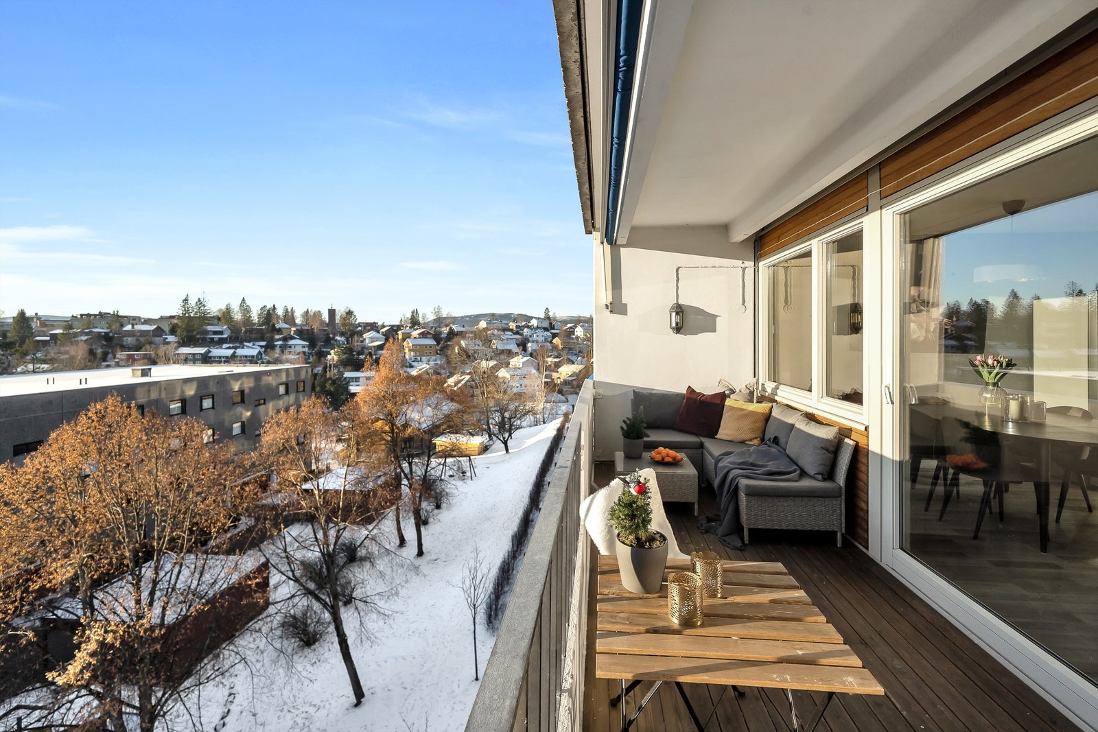 Balkongen har god plass til sofagruppe Galleribilde