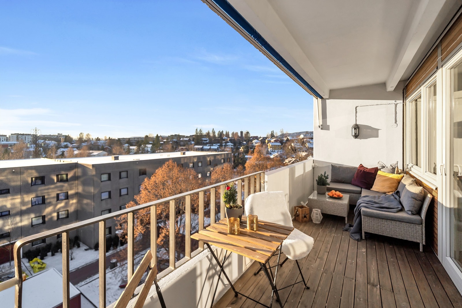 Leiligheten ligger høyt og fritt med en sørvestvendt balkong på ca. 10 kvm Galleribilde