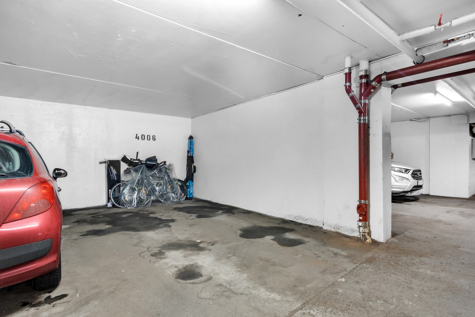 Leiligheten disponerer en garasjeplass i felles anlegg Galleribilde