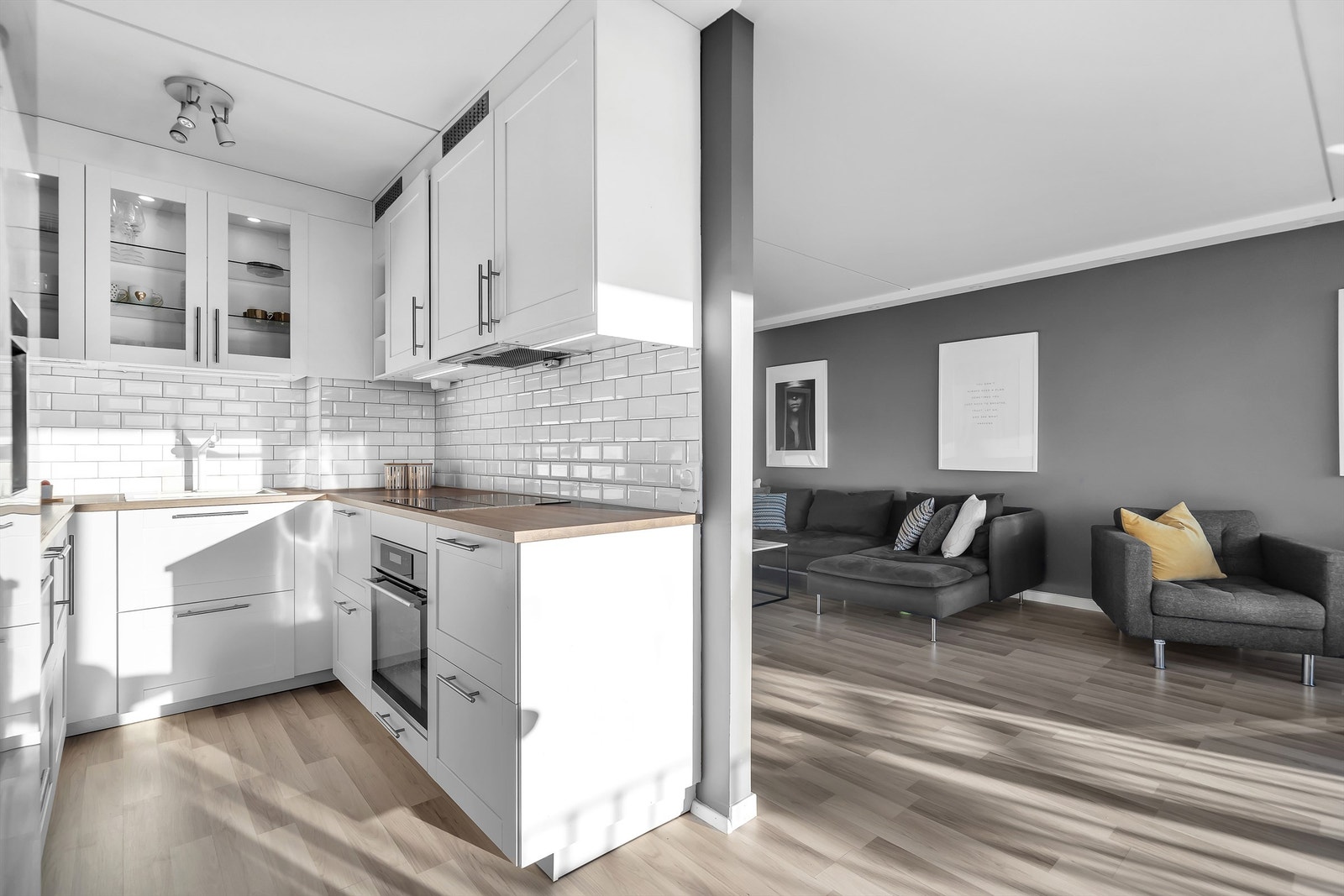 Delvis åpen stue/kjøkkenløsning Galleribilde