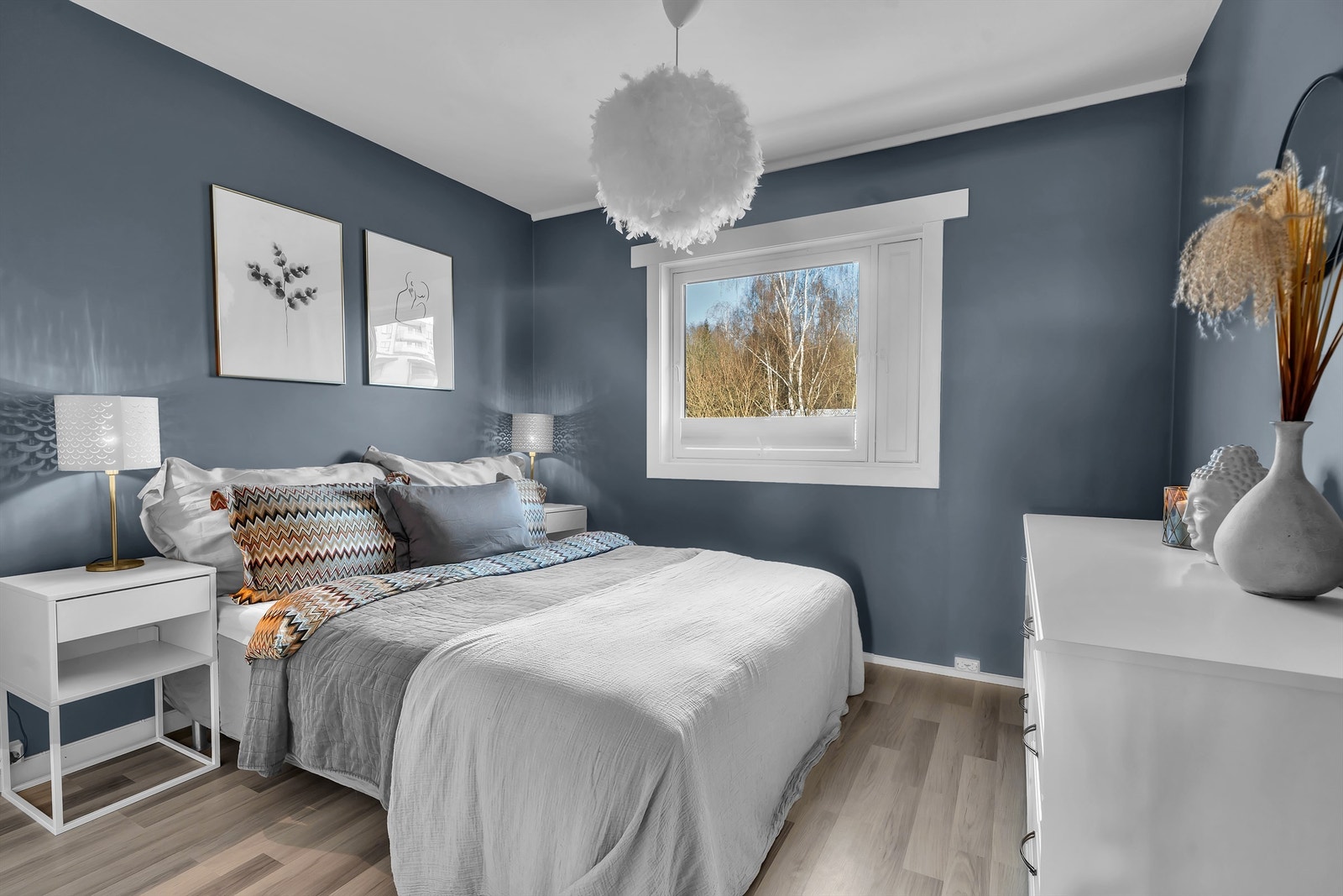 God plass til dobbeltseng, nattbord og garderobeskap Galleribilde