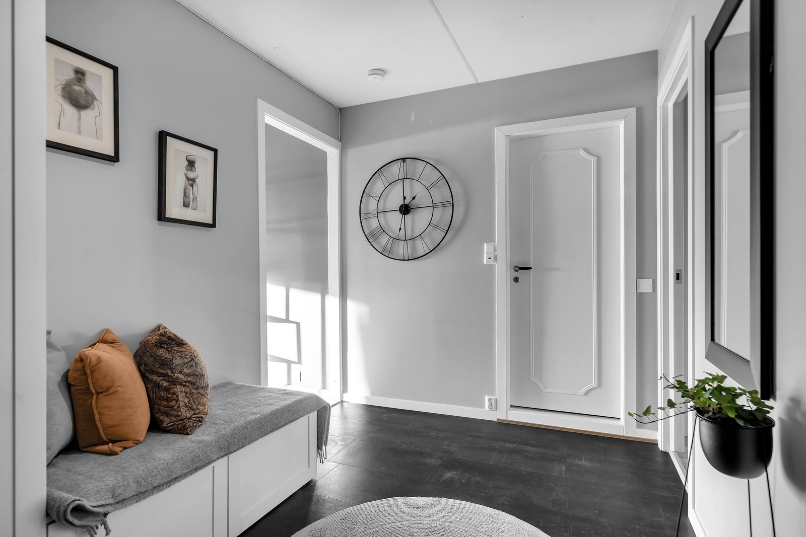 Romslig entré med garderobeskap og benk. Fra entréen har du videre adkomst til begge soverom, bad og stue. Galleribilde