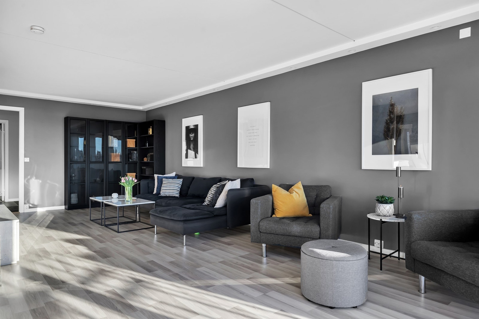 Stuen er romslig, med plass til flere møbelgrupper Galleribilde