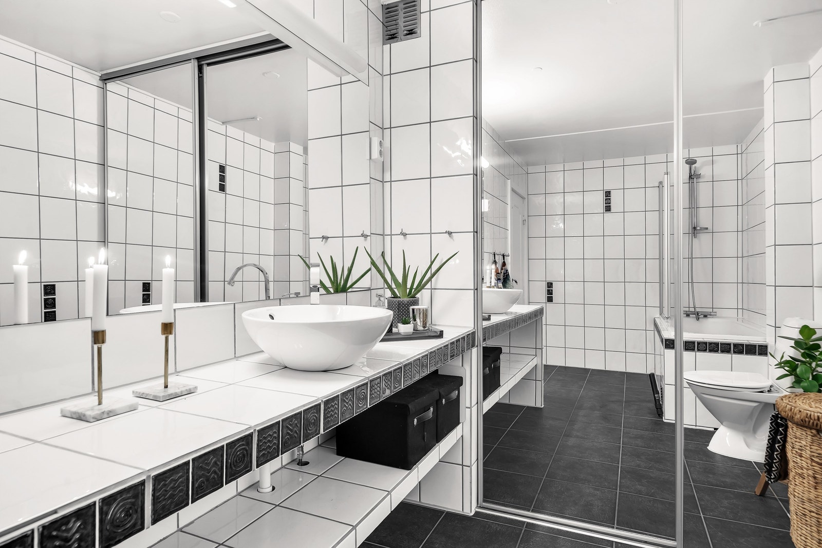 Innerst i rommet, bak skyvedører i speil er det et meget praktisk rom med opplegg for vaskemaskin, samt hyller til oppbevaring. Galleribilde