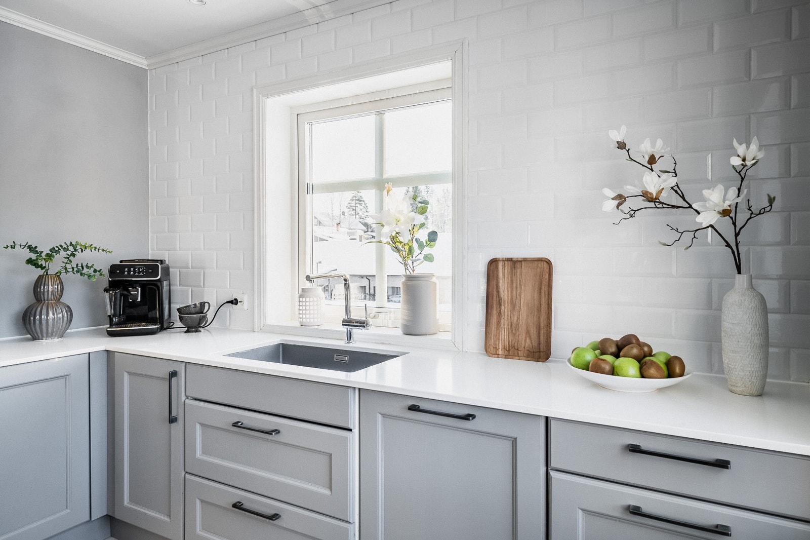 Profilerte fronter i heltre eik samt steinbenkeplate av typen Blanco setter et flott preg på innredningen Galleribilde