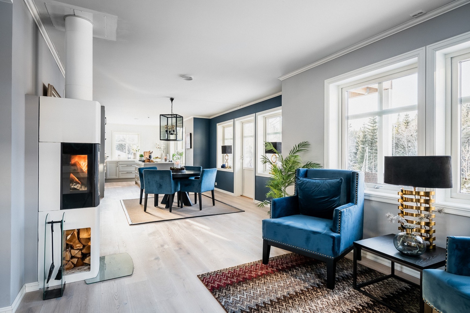 Et flott sammensatt hjem med stilrene fargevalg. Galleribilde