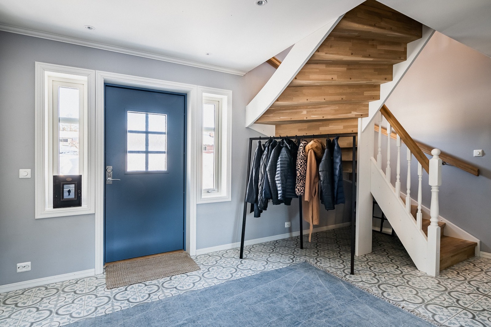 Entréen er av god størrelse, og har rikelig med plass til oppbevaring av klær og tilbehør. Galleribilde