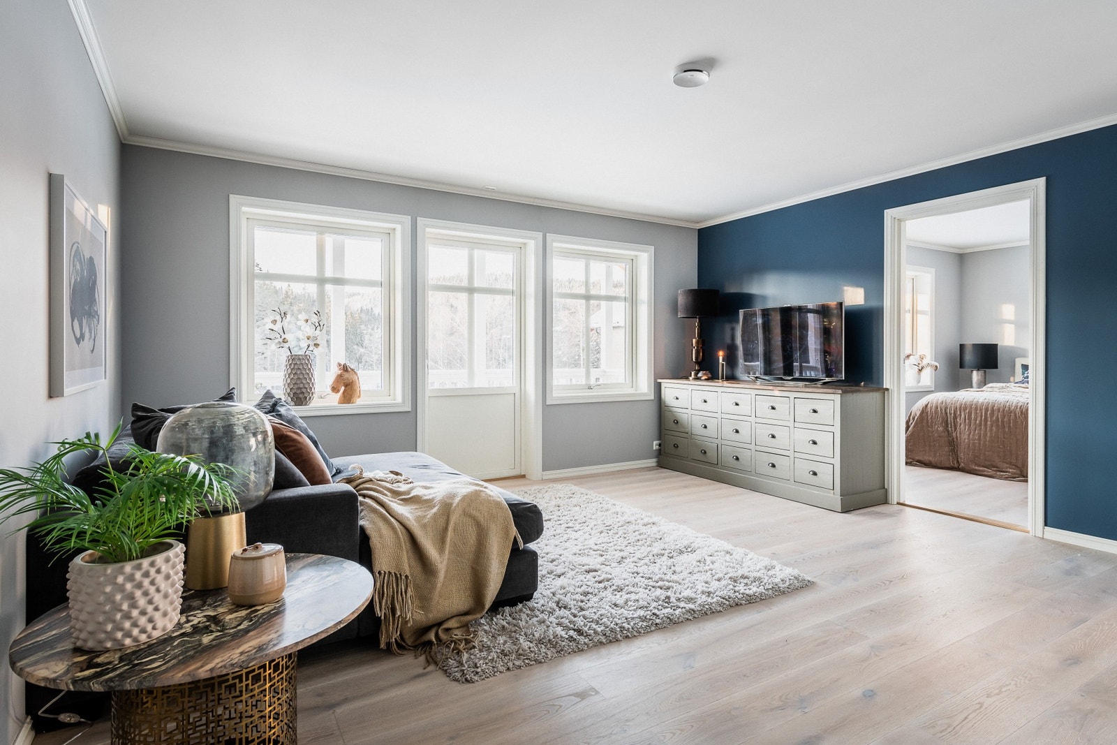 I tillegg til den sosiale sonen nede finner man en romslig stue på øverste plan. Galleribilde