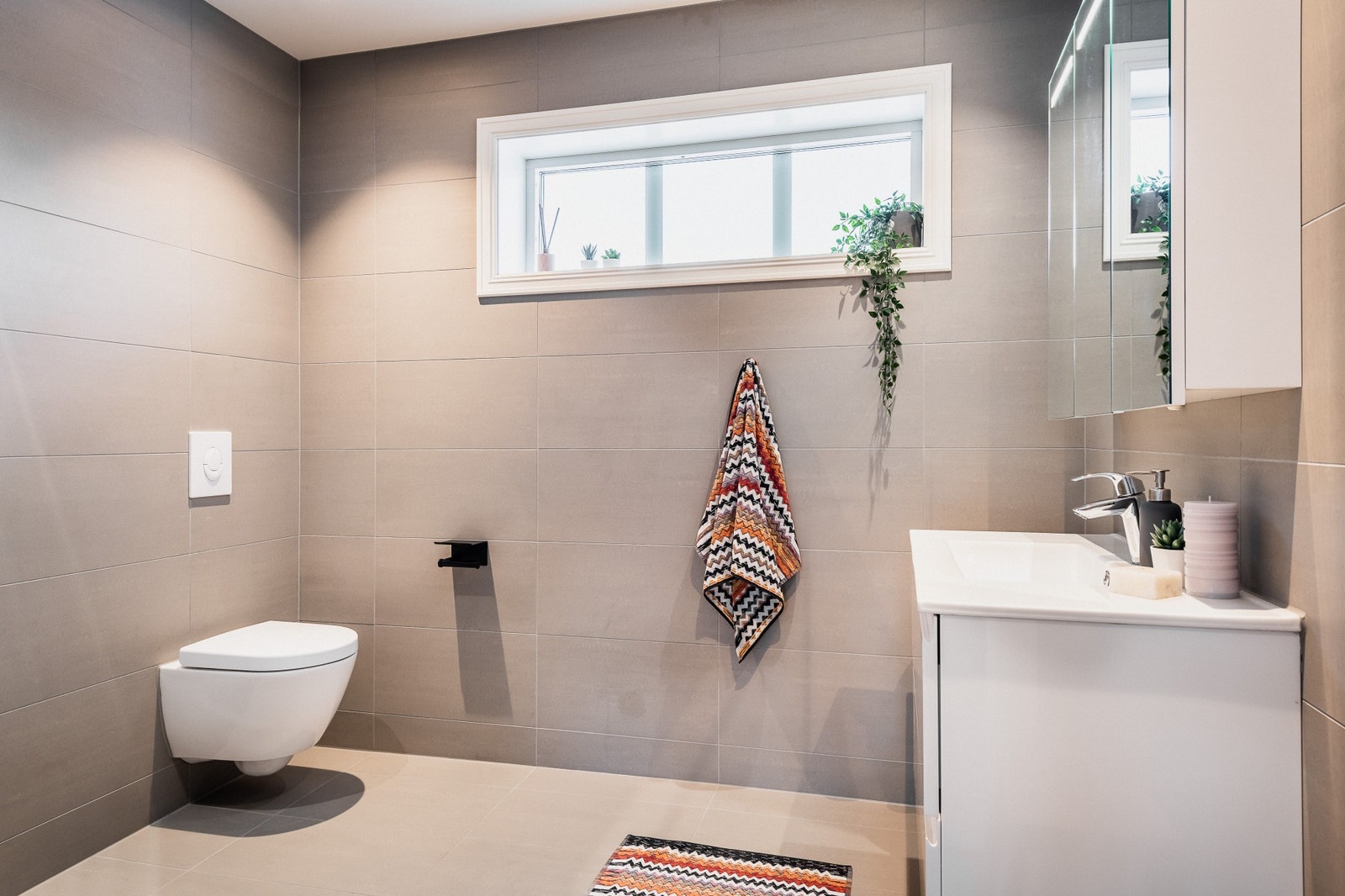 Flott baderom med tidsmessig preg. Galleribilde