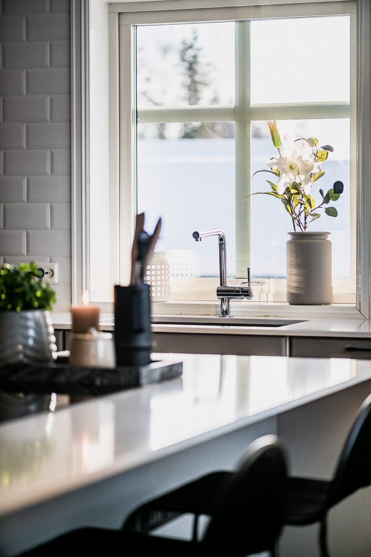 Lys og luftig atmosfære med store vindusflater. Galleribilde