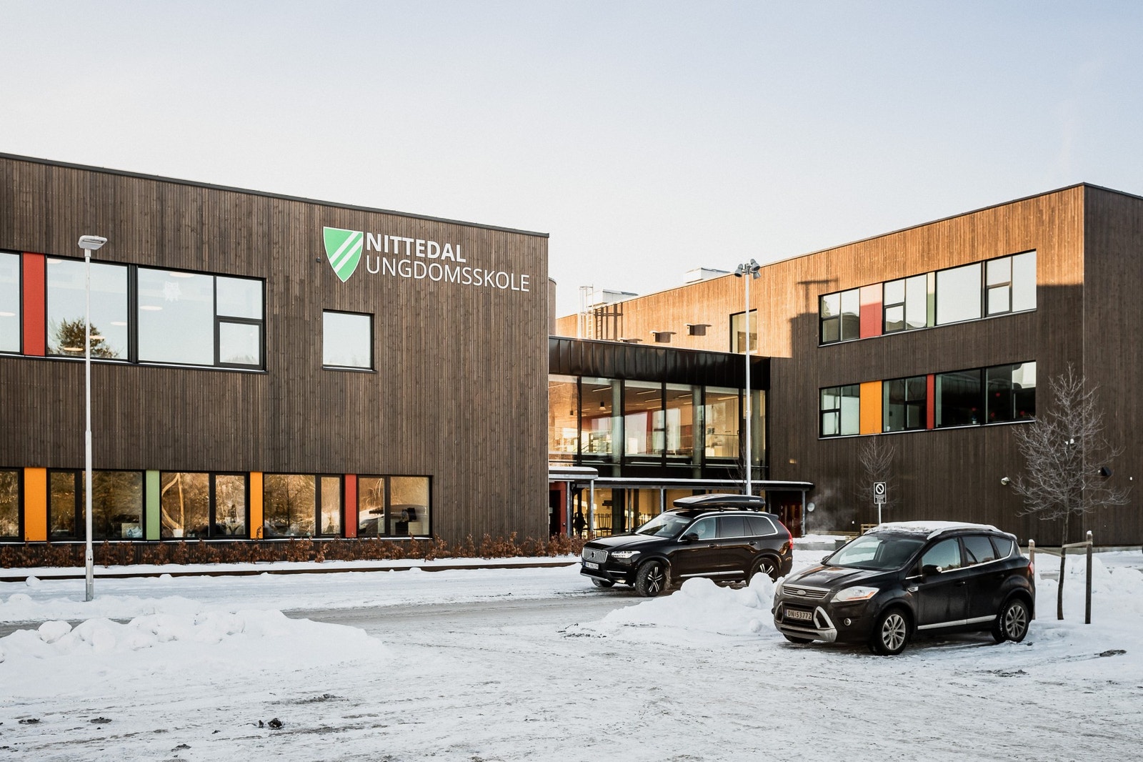 Kort vei til skolen som man finner allerede rett utenfor døren. Galleribilde