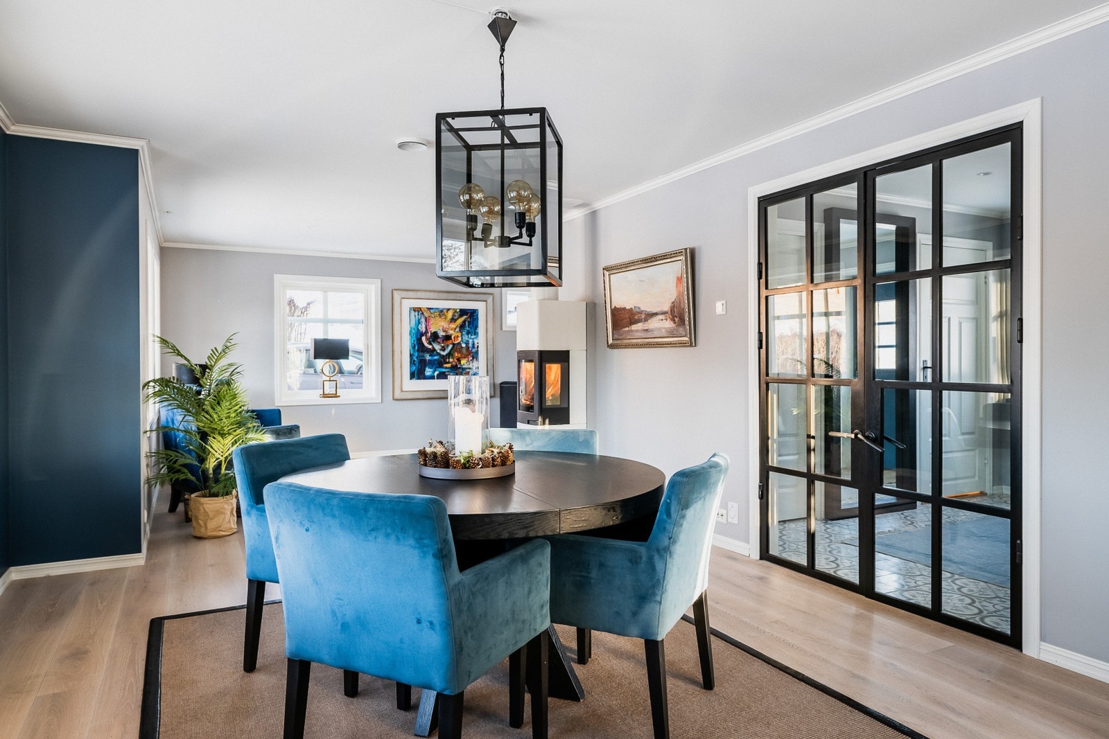 Flott spisestue med dekorative crittalldører. Galleribilde