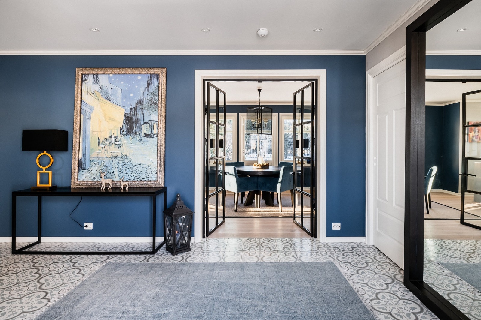 Historiske fliser, mørke veggoverflater og dekorative crittalldører. Galleribilde