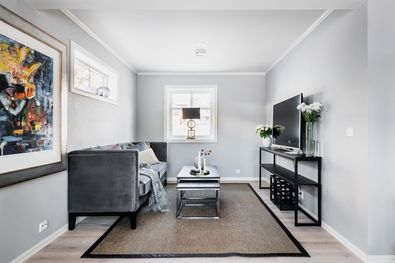 Lys stue med god plass til innredning. Galleribilde