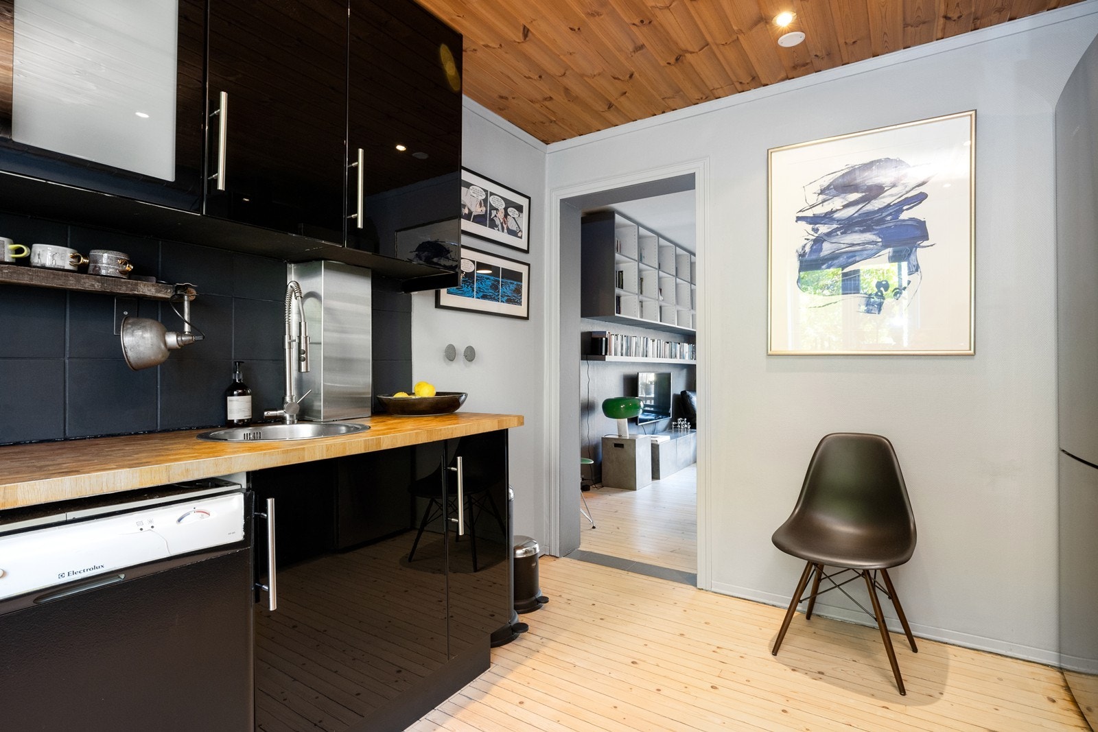 Oppvaskkum og uttak til oppvaskmaskin. Galleribilde