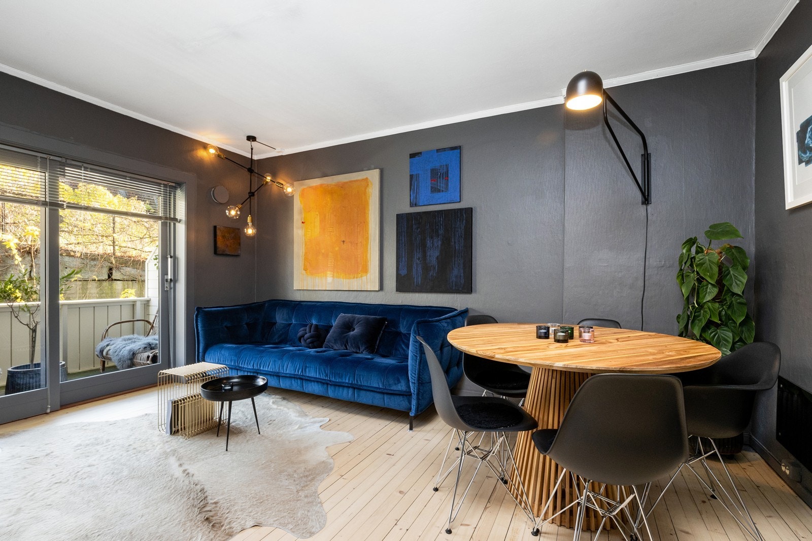 Koselig stue med plass til sofa og spiseplass. Galleribilde