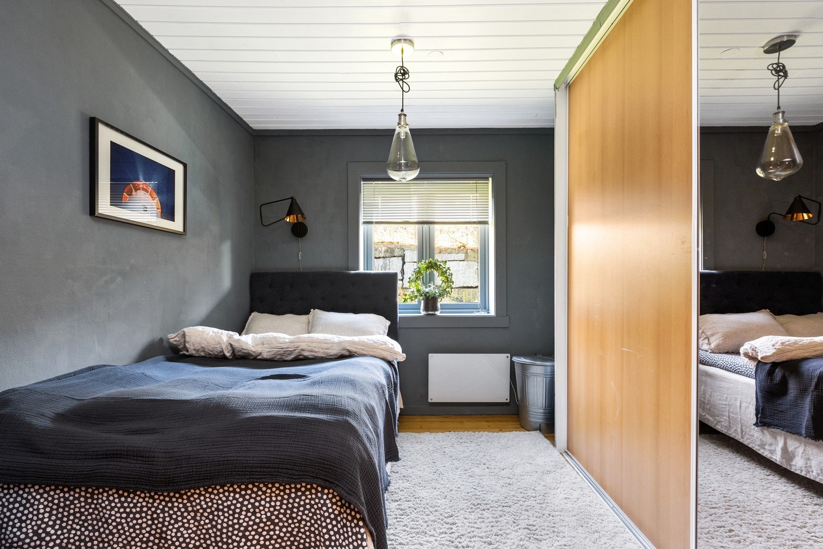 Koselig soverom med skyvedørsgarerobe Galleribilde