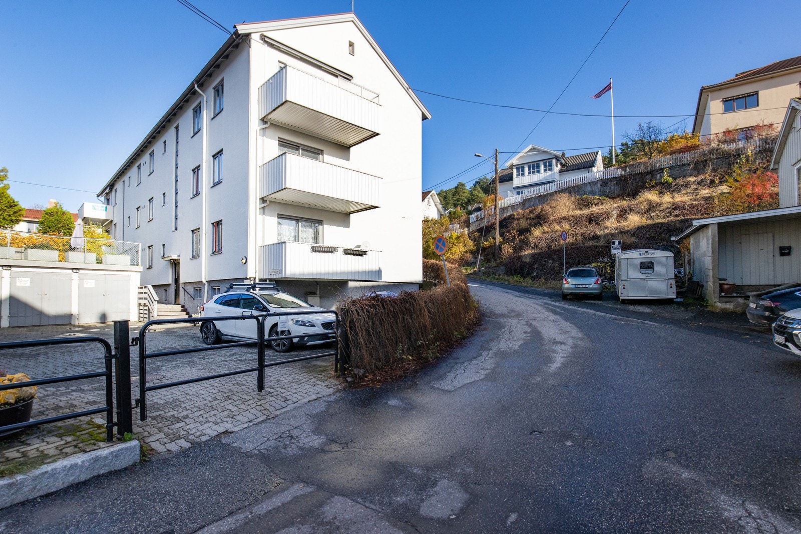 Parkering i offentlig gate etter gjeldende bestemmelser. Galleribilde