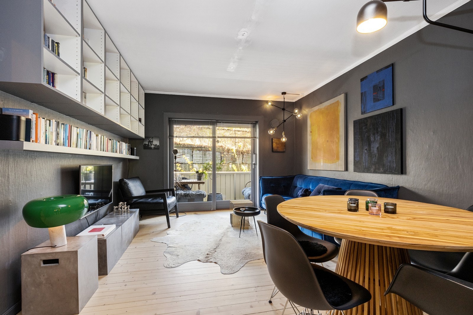 Fra stua er det utgang til balkong Galleribilde