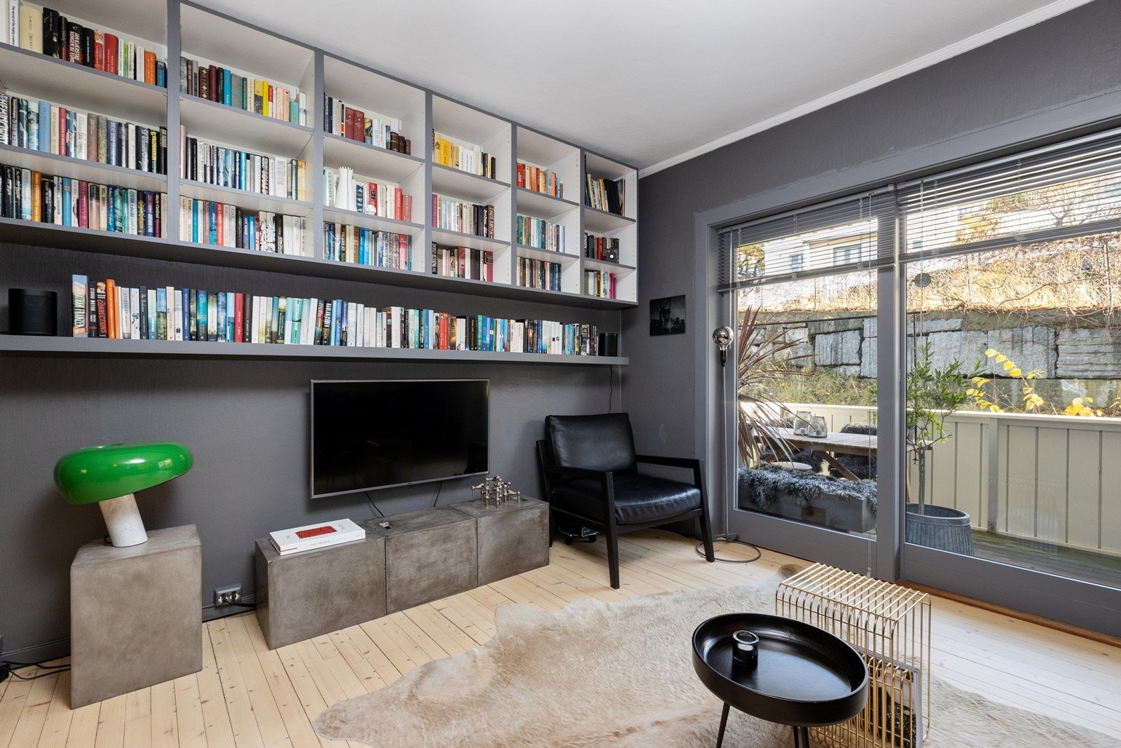 Stua har hyller og veggskap. Galleribilde