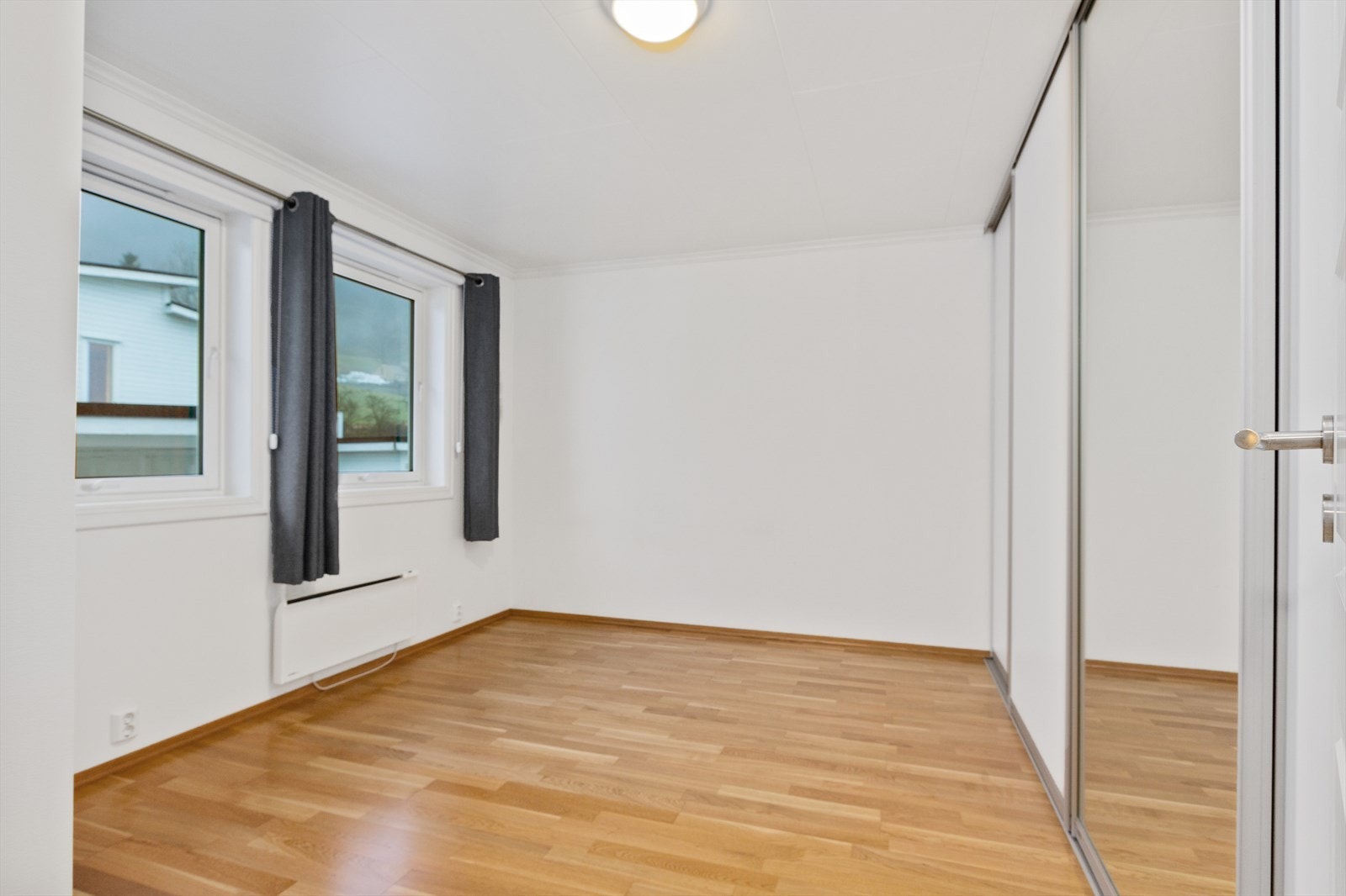 Dobbelt soverom med god skyvedørsgarderobe Galleribilde