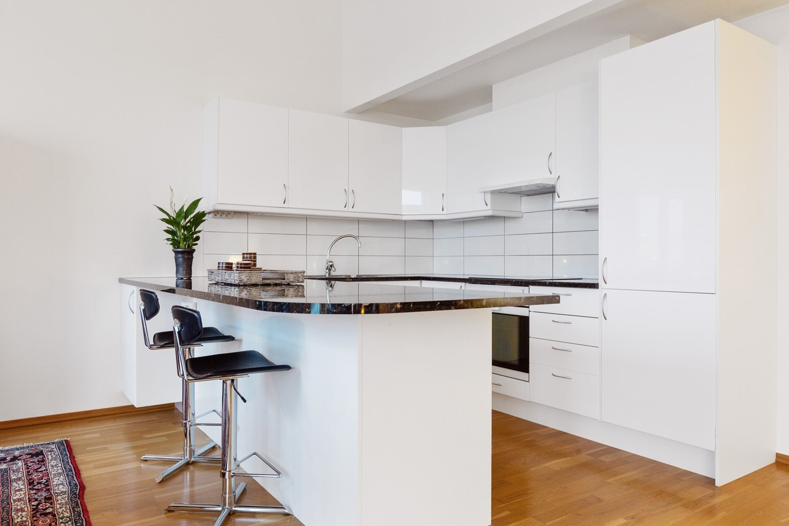 Hvitt og moderne kjøkken med god skapplass Galleribilde