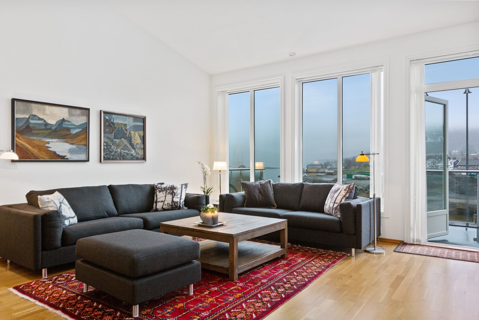 Lys og lekker stue med utg. terrasse Galleribilde