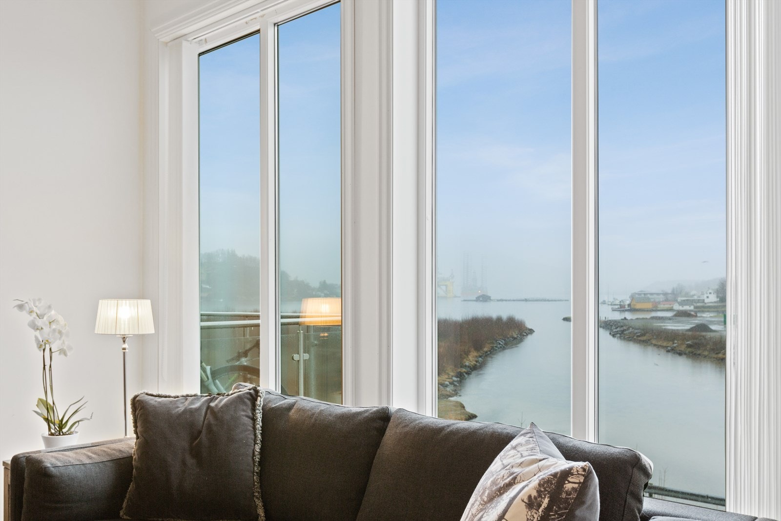 Flott utsikt over fjorden fra stue Galleribilde